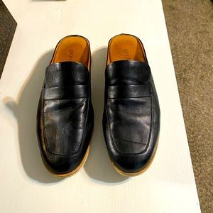 Gentle Souls by Kenneth Cole black mules